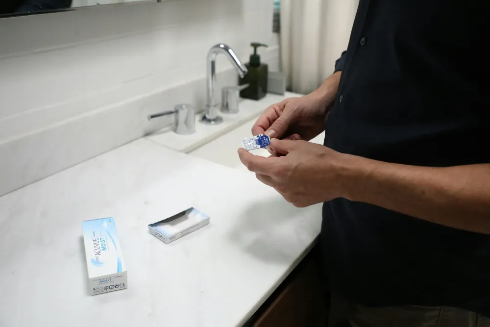 Contact lens counter